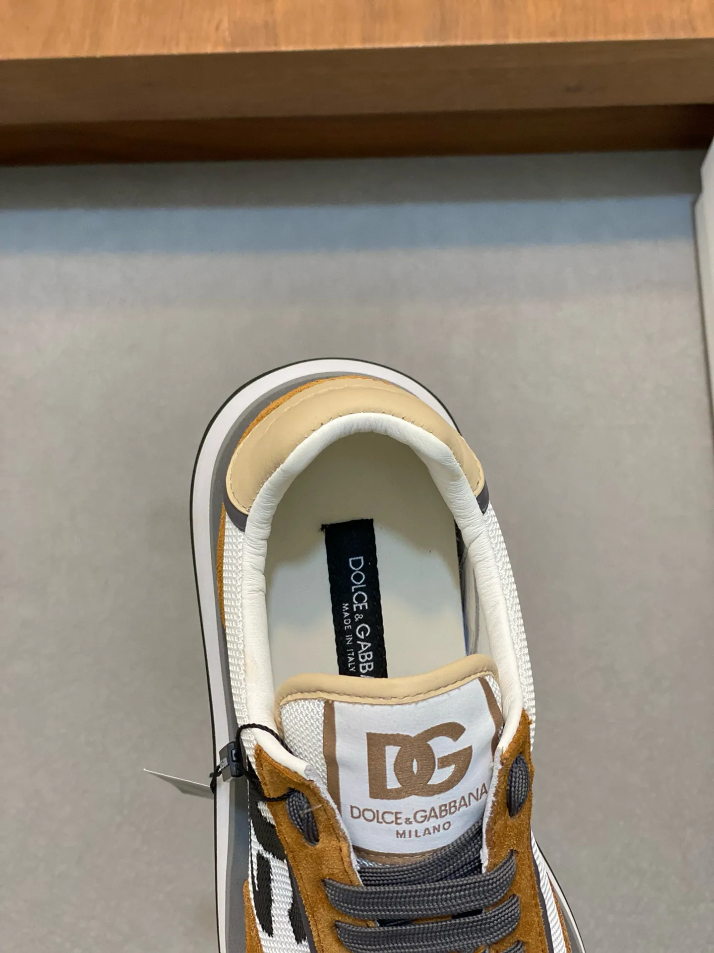 Factory price: 458💰••New products••Dolce&Gabbana••DG✔️High-end men's sports•casual shoes. Original goods from top counters. Original imported cowhide, multi-material splicing design ➕Imported cowhide lining, cowhide feet ➕Original TPR elastic outsole. Size: 39-44 (38, 45 customized)